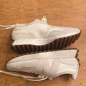 NWOT New Balance 327 Sneakers. White and Cream with speckled base. Size 9W